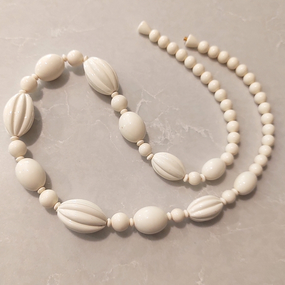 60s Fantastic Plastic Cream Beaded Necklace | Vintage - Picture 4 of 10